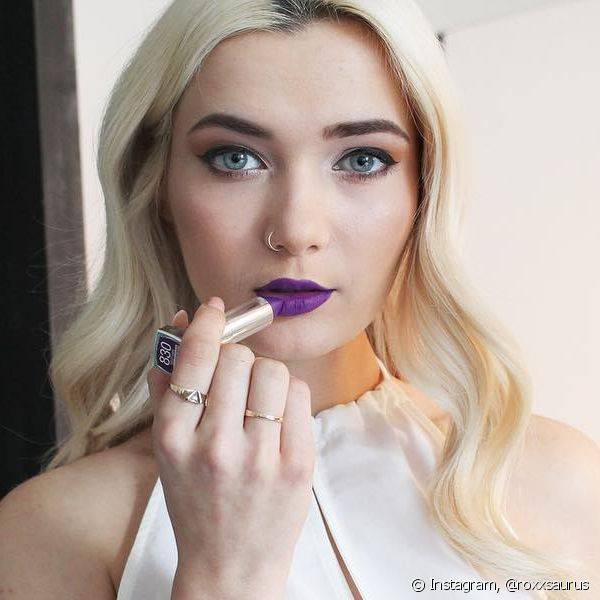 O batom roxo é tendência e as tonalidades escuras garantem um estilo poderoso à maquiagem (Foto: Instagram @roxxsaurus)